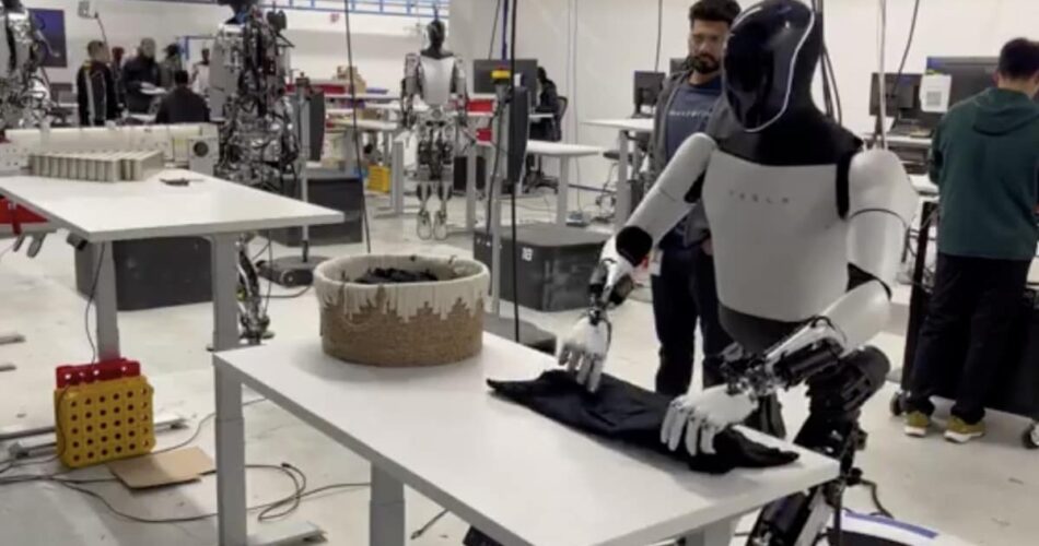Tesla mostra como seu robô pode dobrar roupas, mas talvez seja ainda mais útil